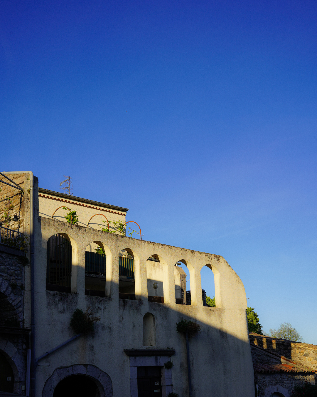 Architecture en pierre typique d'un gîte en Ardèche — village de Lanas