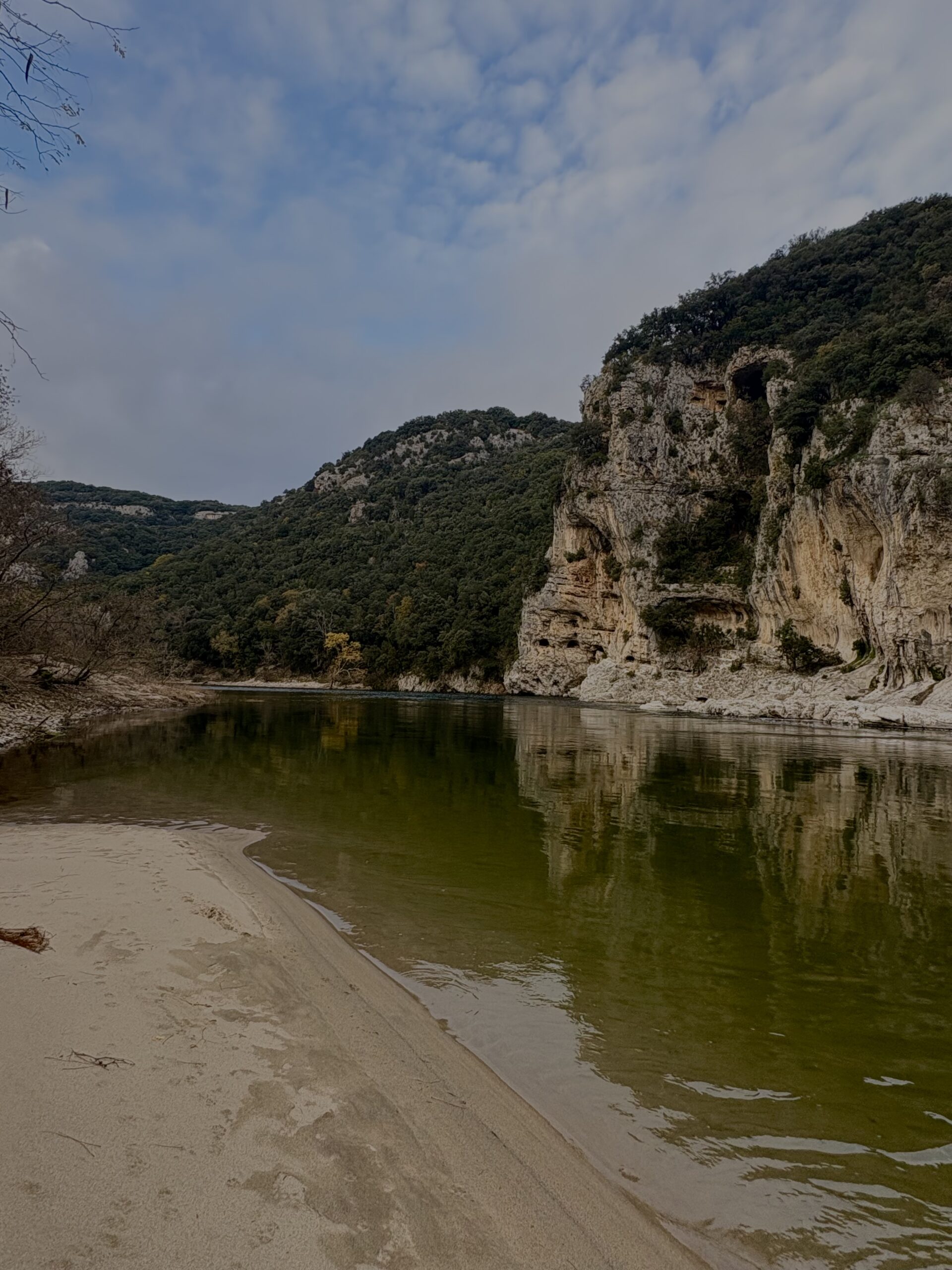 Spot de baignade dans les Gorges de l'Ardèche — eau turquoise et falaises