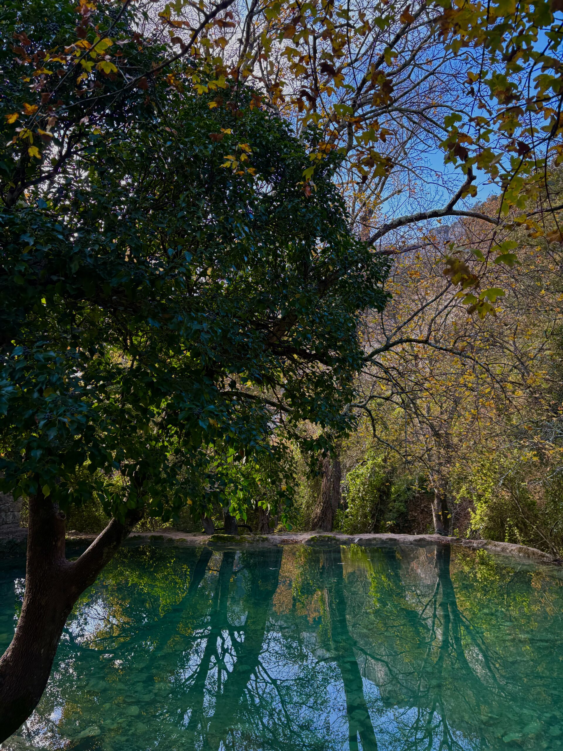 Eau turquoise pour la baignade en rivière en Ardèche — plage de galets et soleil