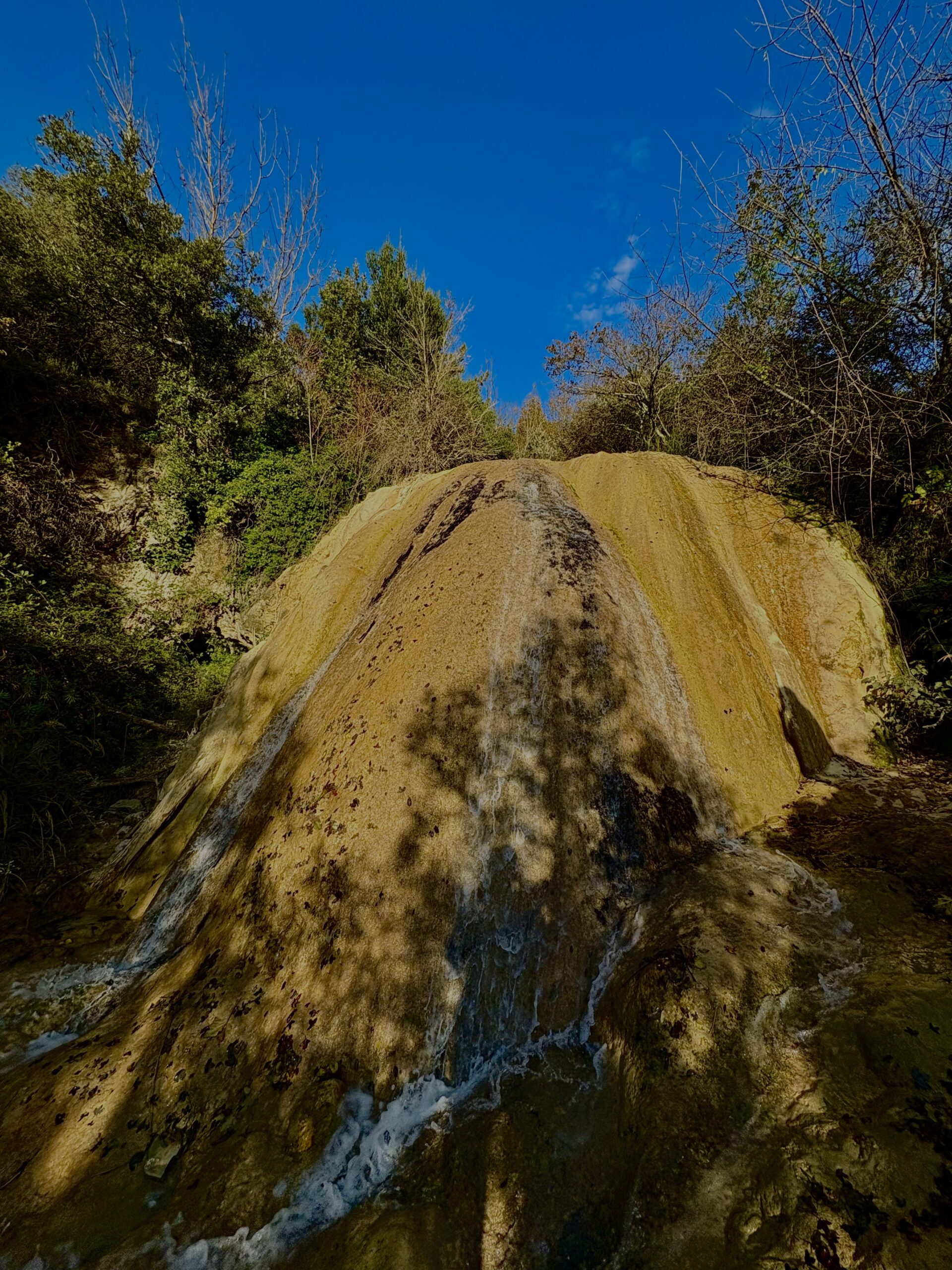 Cascade secrète en Ardèche — chute d'eau dans un écrin de verdure