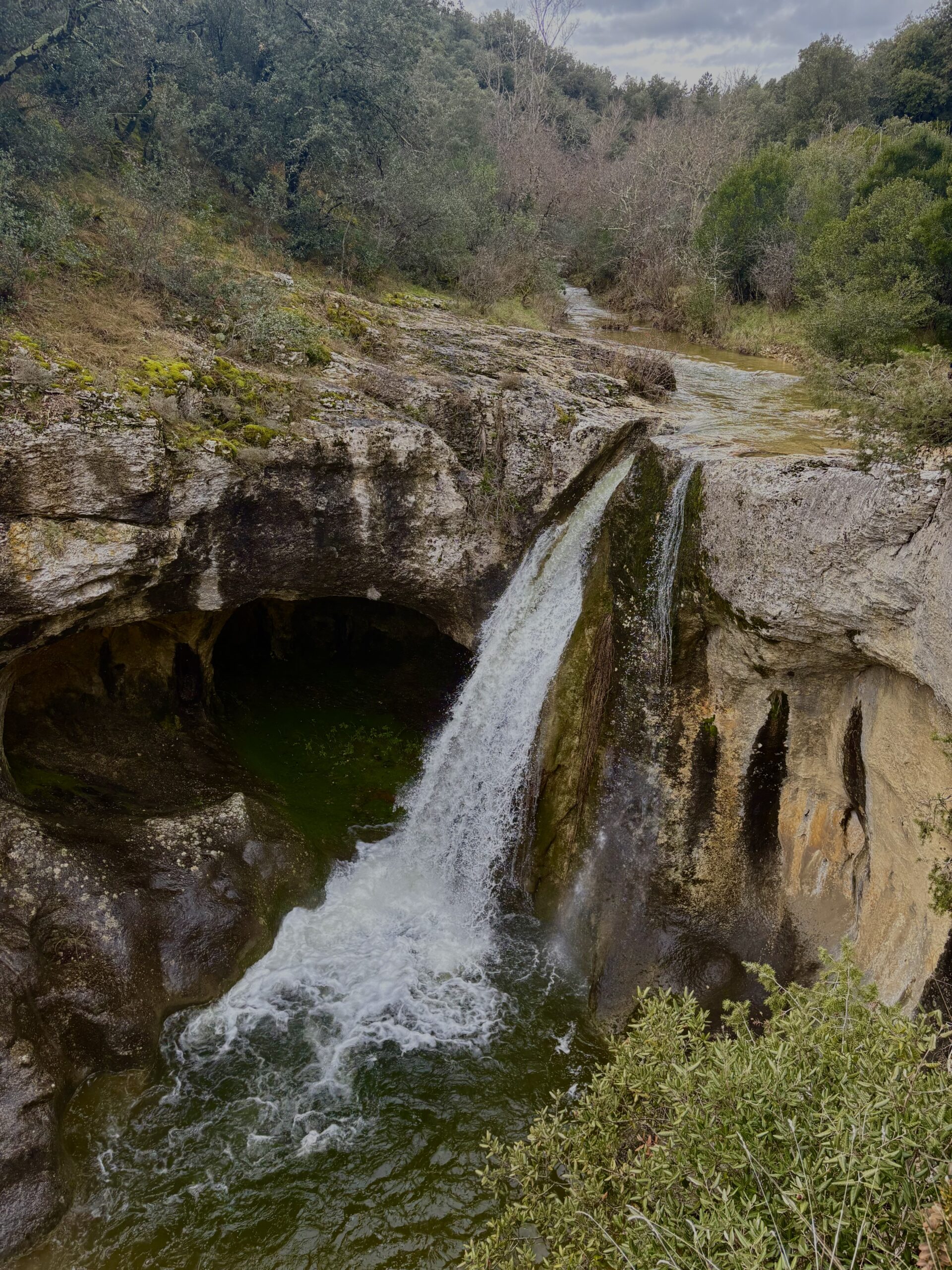 Cascade secrète en Ardèche — vasque naturelle idéale pour la baignade