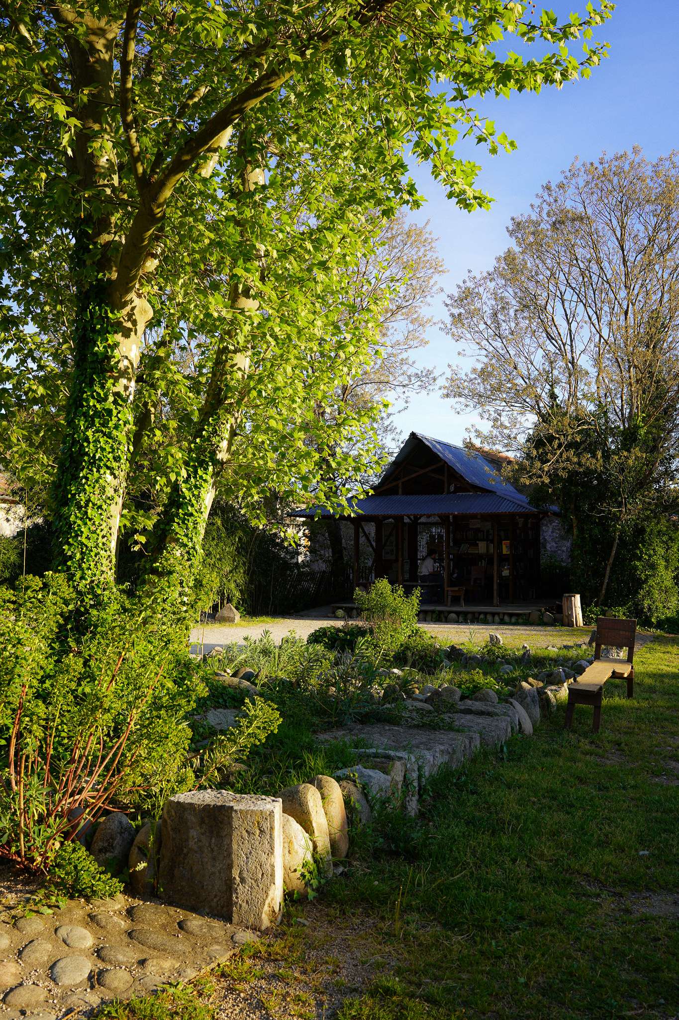 Jardin clos d'un gîte en Ardèche — espace détente à Lanas