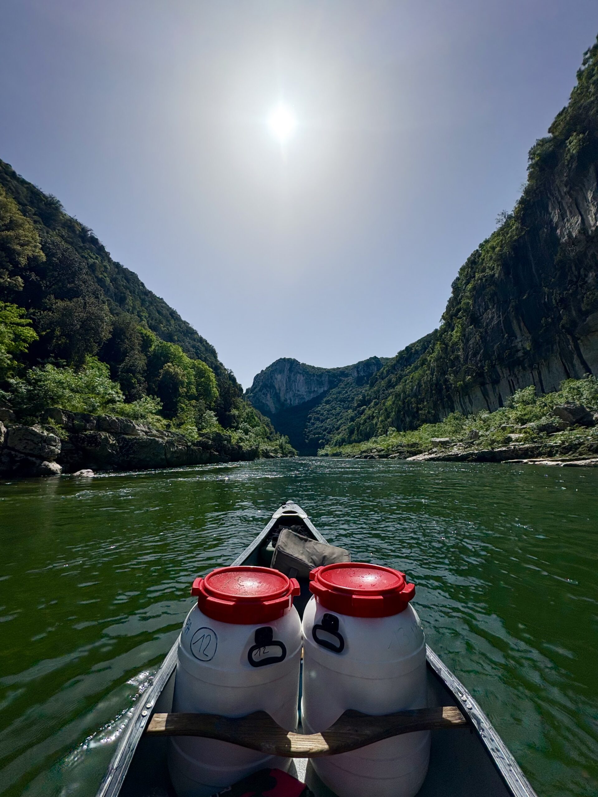 Descente en canoë dans les Gorges de l'Ardèche — eau turquoise entre les falaises calcaires