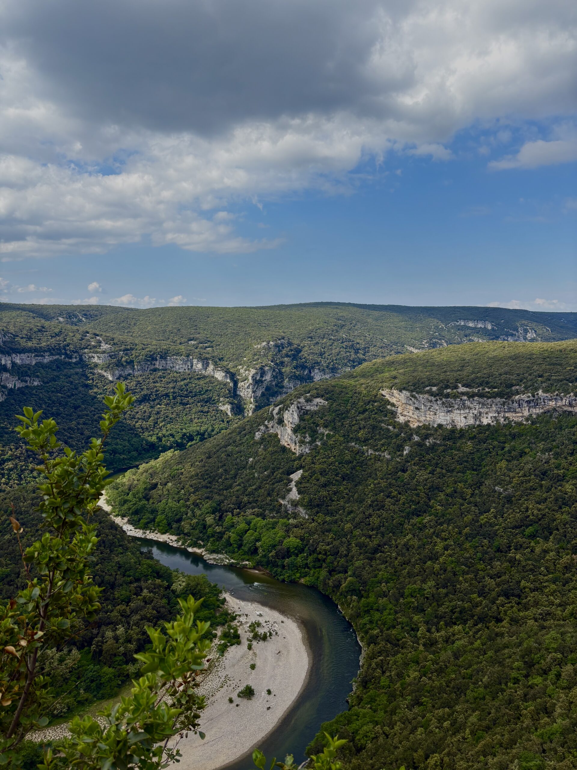 Vue aérienne des Gorges de l'Ardèche — canyon calcaire et rivière turquoise en Sud Ardèche