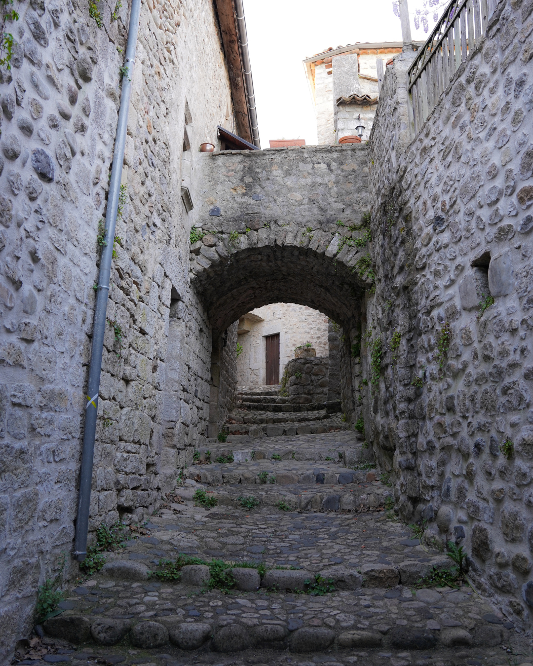 Village historique de Lanas en Ardèche — ruelles en pierre et marchés locaux