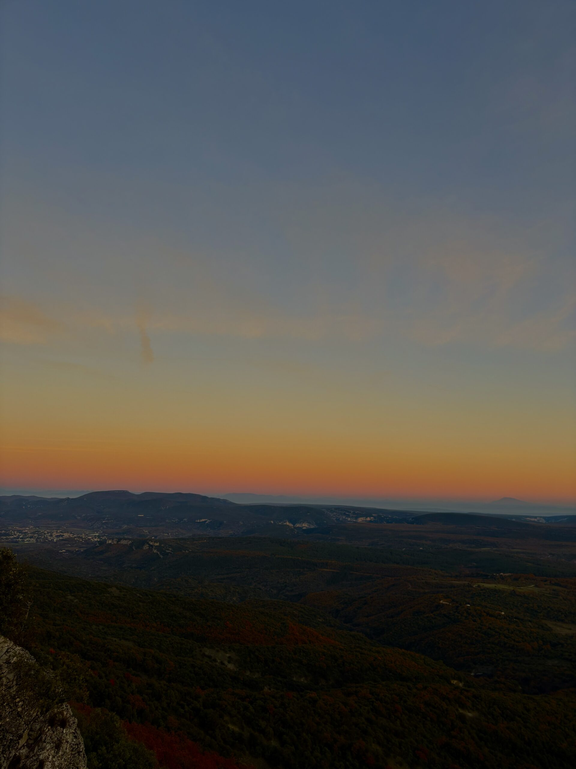 Vue aérienne de l'Ardèche au coucher du soleil — rivière et arche naturelle du Pont d'Arc