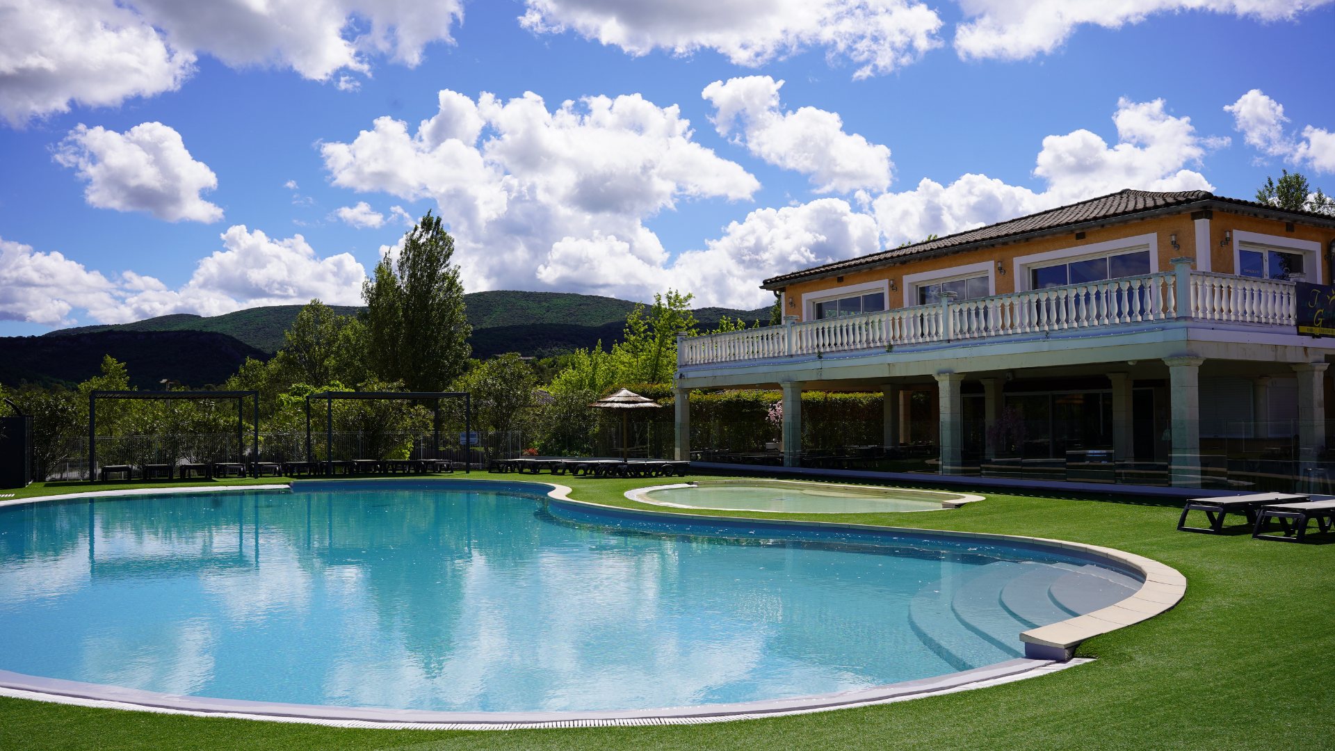 Le Domaine des Garrigues — Hébergement à Grospierres
