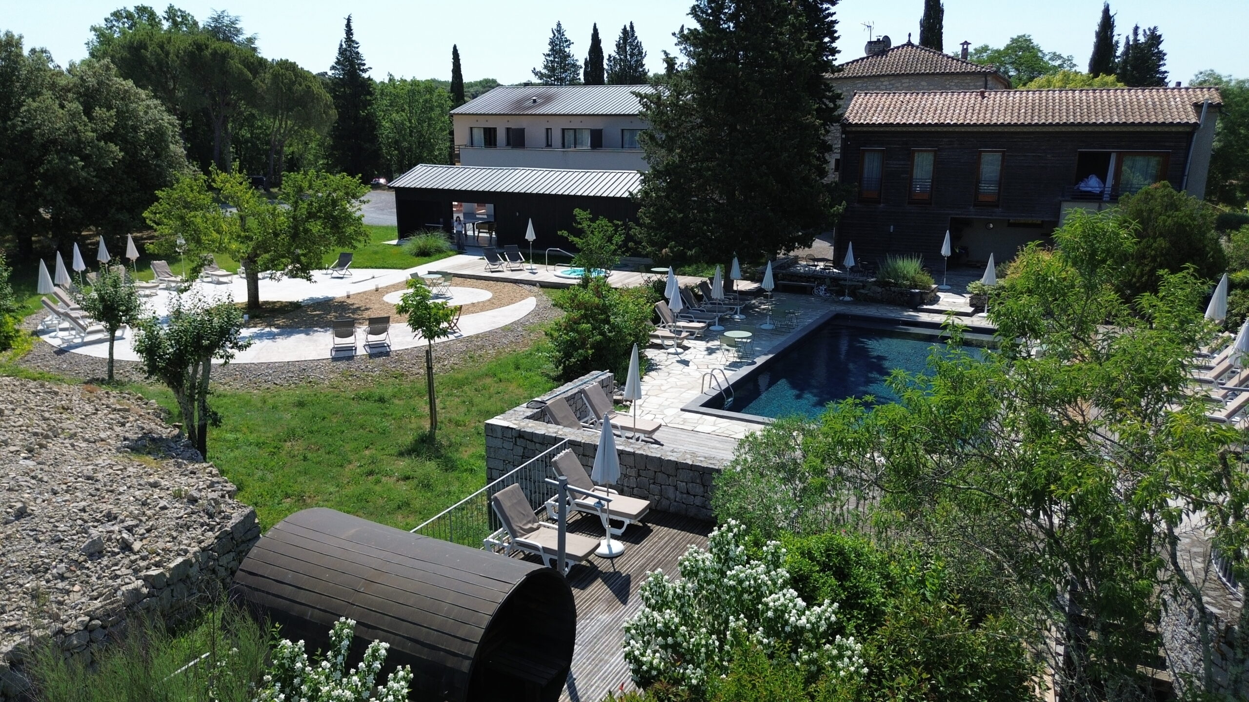 Terrasse en pierre de l'Auberge Les Murets à Chandolas en Ardèche