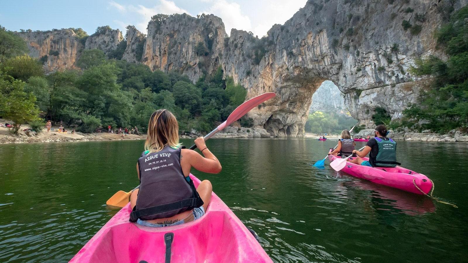 Canoës Aigue Vive prêts au départ à Vallon-Pont-d'Arc pour la descente des Gorges de l'Ardèche