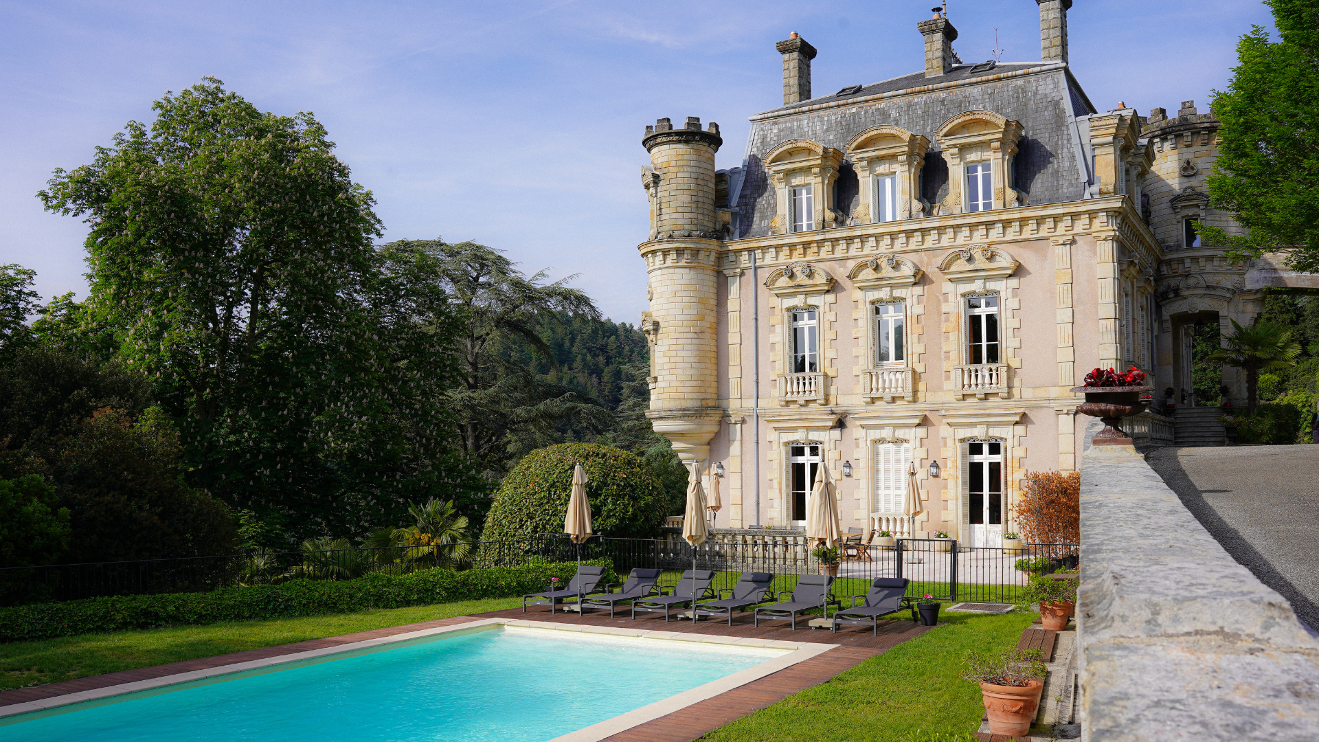 Façade du Château Clément, maison d'hôtes de charme à Vals-les-Bains en Ardèche