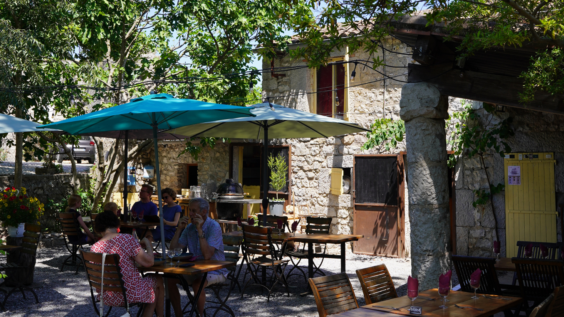 Terrasse de La Granja Delh Gourmandas avec vue sur le village médiéval de Balazuc en Ardèche