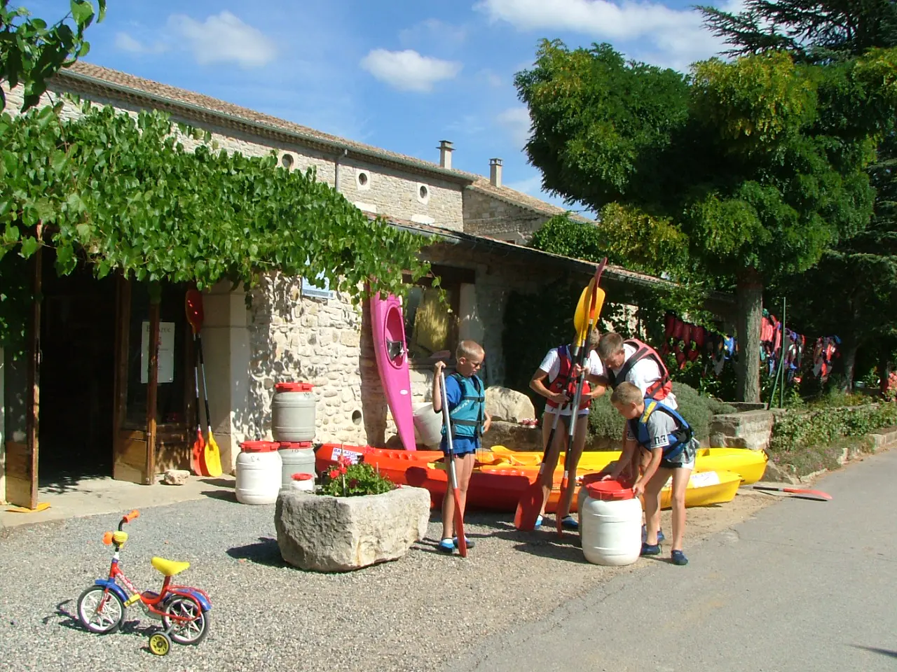 Activités outdoor Balazuc Loisirs : canoë et baignade au pied de Balazuc